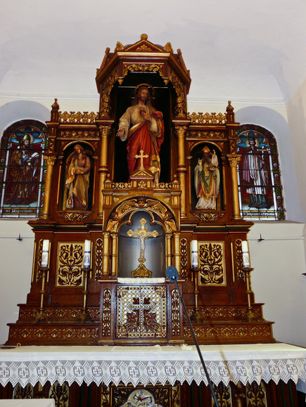 Ołtarz główny kościoła w Pogorzałej Wsi, wykonany w 1902r. przez elbląskiego rzeźbiarza Otto Roemera.