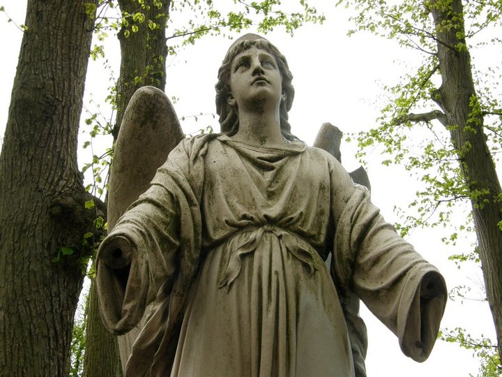 Anioł nagrobny z cmentarza w Jegłowniku