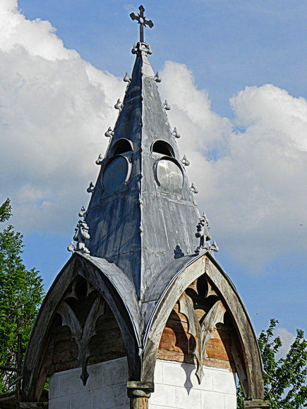 Kapliczka prze zabytkowym Dworze na ulicy Witkiewicza w Elblągu (Modrzewina)