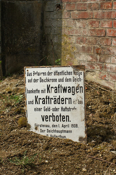 Tablica informacyjna w języku niemieckim, która kiedyś była przytwierdzona do muru wrót przeciwpowodziowych w Marzęcinie – udostępniona przez mieszkańca Marzęcina w celu wykonania zdjęcia. (Czerwiec 2013)