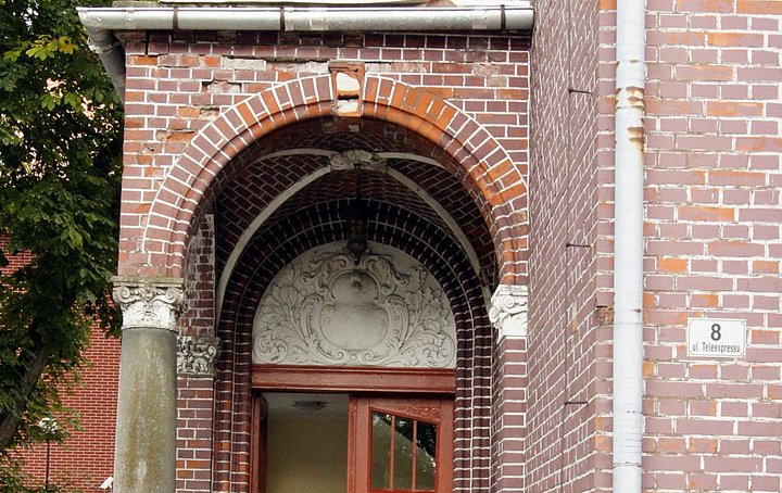 Portal nad wejściem do pensjonatu w Krynicy Morskiej, adres jak widać.