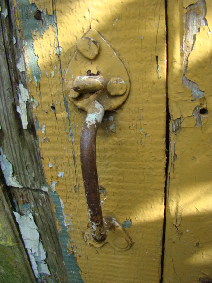 Suchacz. Klamka przy drzwiach ubikacji dworcowej. (Sierpień 2013)