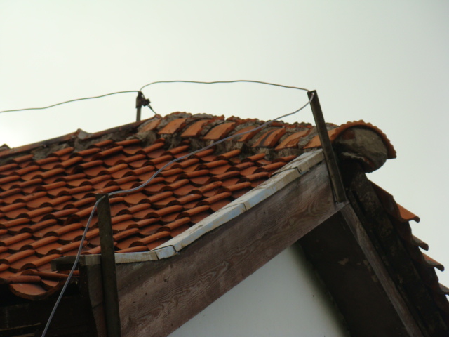 Suchacz. Kalenica dachu z widocznymi gąsiorami, przypuszczalnie z cegielni Droese. (Wrzesień 2013)