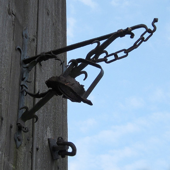 Drewnica – element wiatraka z 1718 r. jak przypuszczam spełniający funkcję oświetlenia zewnętrznego. (Październik 2013)