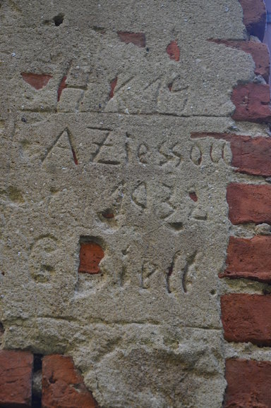 Napis wyryty w tynku klasztornego muru w Kadynach.