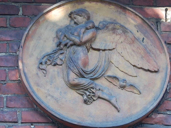 Płaskorzeźba - medalion; ściana domu w Nowym Stawie