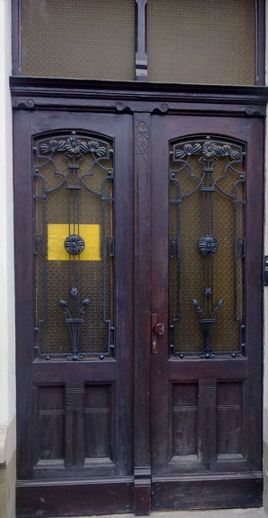 Drzwi na budynku z 1910 r.Elbląg ul.Traugutta.