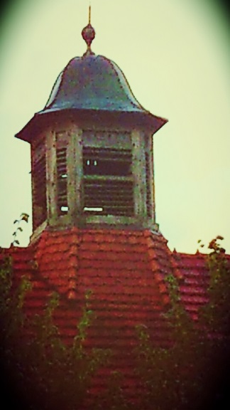 Wieżyczka znajdująca się na jednym z budynków dawnej Państwowej stadniny w Kadynach
