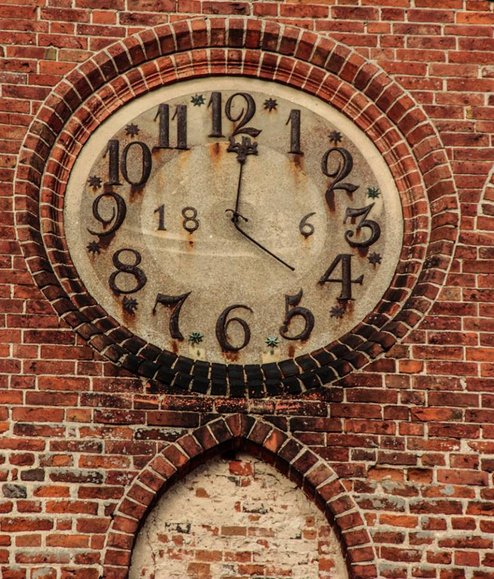 Zegar na wieży gotyckiego kościoła w Przezmarku. (Lipiec 2014)