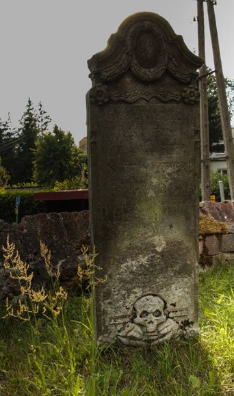 Nagrobek na cmentarzu w Pomorskiej Wsi.