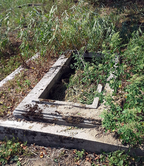 Nagrobek - pozostałości ze starego cmentarza w Kępkach