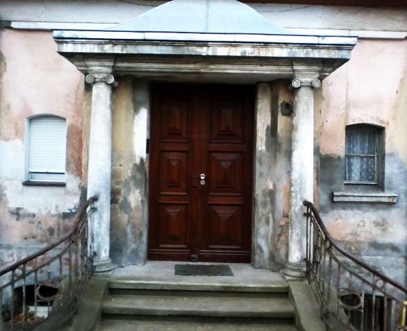 Piękne filary i zadaszenie przy wejściu do budynku ul. Browarna (Styczeń 2015)