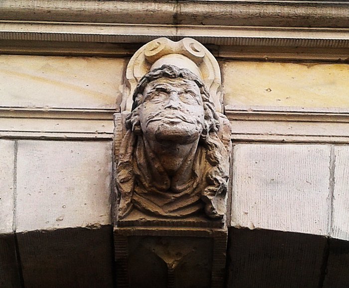 Głowa mężczyzny nad wejściem ul.Św.Ducha