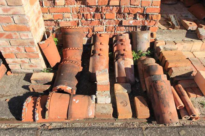 Wyroby z cegielni Ottona Droese w Suchaczu. (Kwiecień 2015)