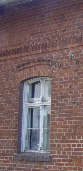 Jeszcze widoczna piękna stolarka okienna, dopóki nie zastąpią jej plastikowe okna. (Maj 2015)