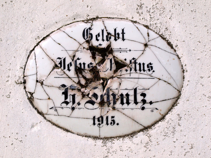 Formuła pozdrowienia na cokole krzyża przydrożnego z 1915 r. w Łajsach (Sierpień 2015)