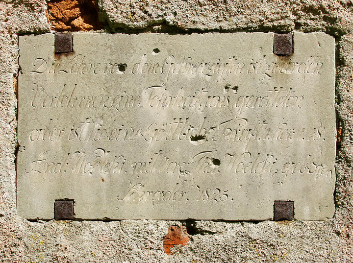 Inskrypcja na trzonie kapliczki z latarnią z 1823 r. we Fromborku