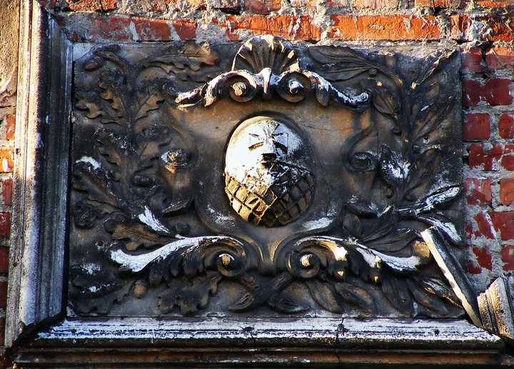 Jeszcze można uratować od zniszczenia-piękny ornament na budynku z herbem Elbląga (Listopad 2015)