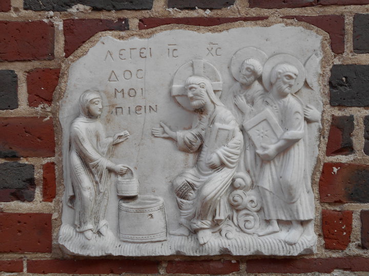 Spotkanie Chrystusa i Samarytanki przy studni Jakubowej (płaskorzeźba) - symboliczne oznaczenie studni