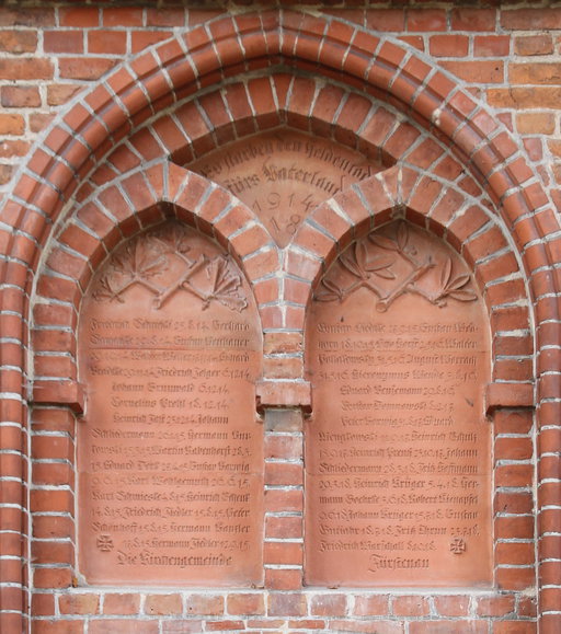 Tablica nazwisk żołnierzy, mieszkańców Kmiecina (Fürstenau) ofiar Wielkiej Wojny.