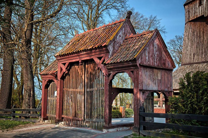 Drewniana brama z 1786 roku, przeniesiona tu w XX wieku z dworu w Jesionnej (Styczeń 2016)