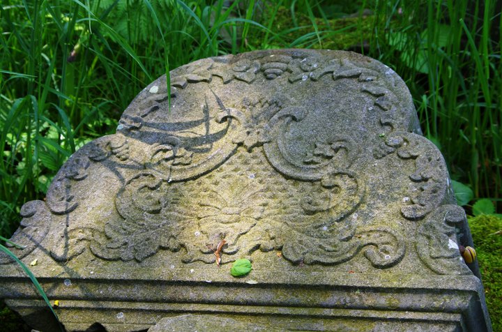 Fragment steli na cmentarzu mennonickim