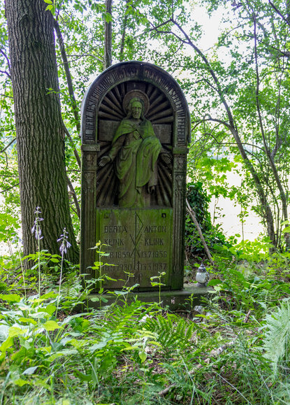 Drewniana stela na cmentarzu. (Lipiec 2016)