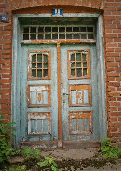 Wejście do domu - stare drzwi wiejskiego domu
