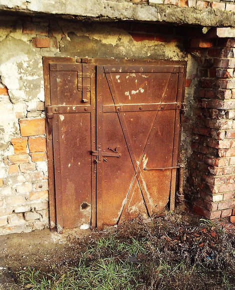 Drzwi,kiedyś służyły jako wejście do pomieszczeń dzisiaj w dużym stopniu zasypane.. (Grudzień 2016)