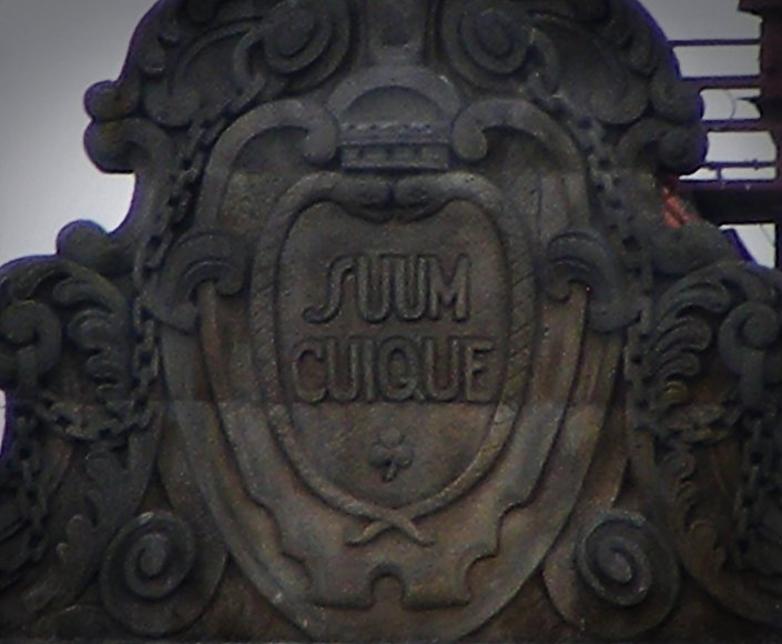 Ozdobny ornament na budynku Sądu z napisem "suum cuique" to znaczy-  każdemu, co mu się należy; maksyma m.in. Katona Starszego, Fryderyka II Pruskiego.