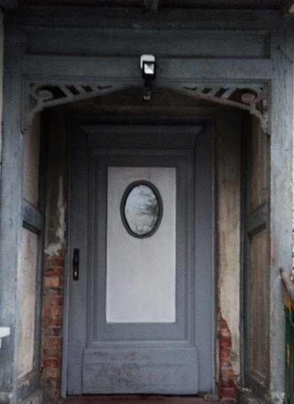 Drzwi z ozdobną werandą