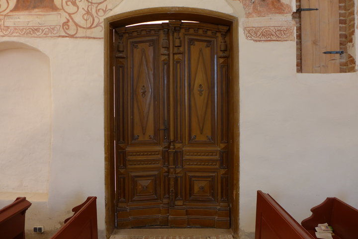 Wewnętrzne drzwi kościoła w Mariance.
