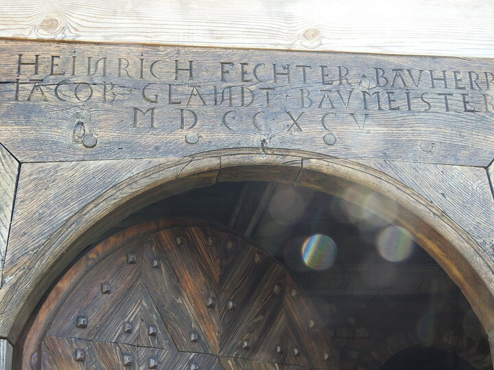 Stara chata "karczma" - napis nad głównym wejściem
