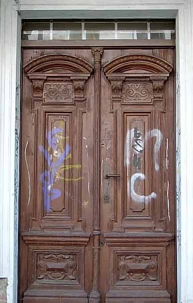 Drzwi kamienicy przy ul. Zacisze