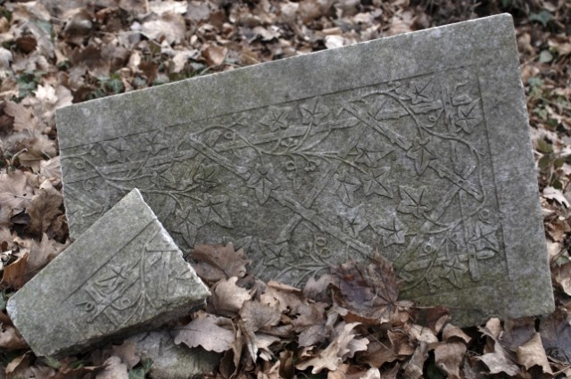 Płyta nagrobkowa ze starego cmentarza w Kamionku