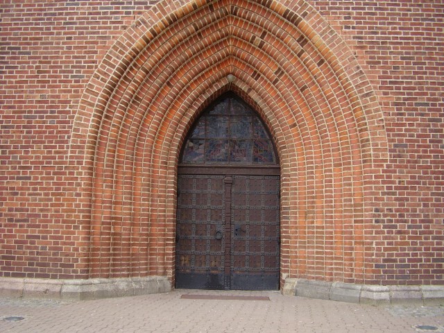Brama kościoła św. Mikołaja (od strony ul. Warszawskiej) (Kwiecień 2008)