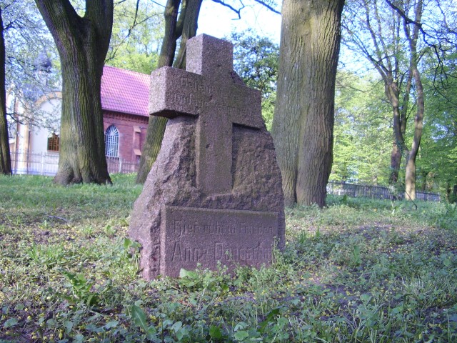 Krzyż na cmentarzu przy ulicy Sadowej.
Pochodzi z roku 1940. (Kwiecień 2008)