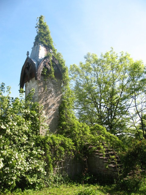 XIX-wieczna neogotycka  kaplica grobowa w Zajeździe (Witkiewicza 8) (Maj 2008)