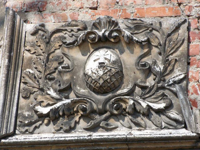Herb Elbląga na budynku przy ul. Ostrołęckiej