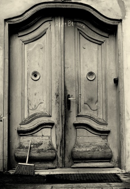 Drzwi wejściowe do dworu przy ul. Chrobrego.