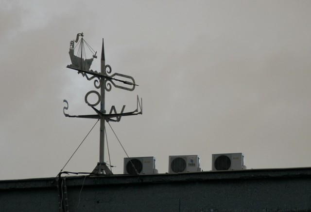 Wiatrowskaz na dachu jednego z budynków dawnej stoczni Schichaua