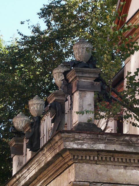 Balkon pałacyku przy ul. Stoczniowej. Remont trwa tak długo, że na balkonie zdążyło wyrosnąć drzewko.