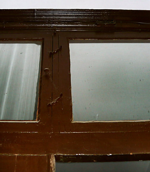 Zamalowane na głucho okna,nad drzwiami w klatce schodowej jednej z posesji, przy ul. Wyspiańskiego. Ciekawe czy kiedykolwiek były otwierane(poza myciem).