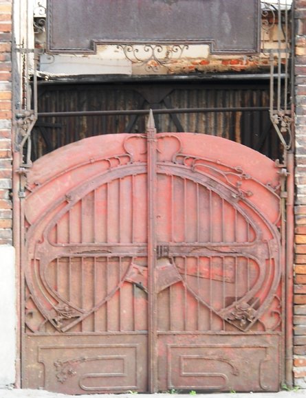 Ozdobna brama przy ul.Warszawskiej.
Prawdopodobnie był tam kiedyś warsztat kowalski.