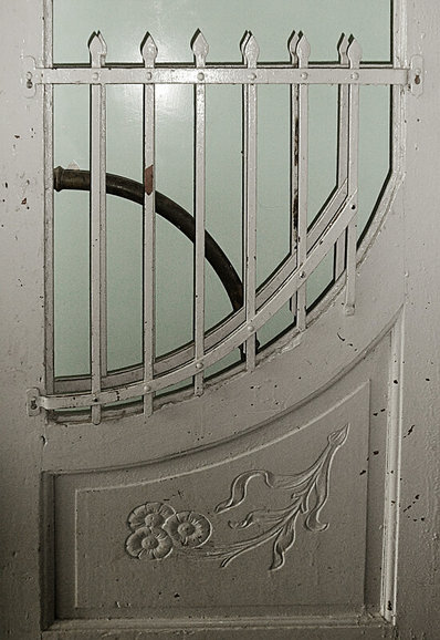 Drzwi w klatce schodowej(ul.Grunwaldzka).