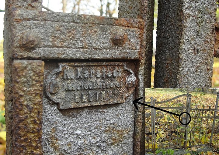 Tabliczka R. Karstadt (...) Elbing na bramie, na cmentarzu przy ul. Sadowej