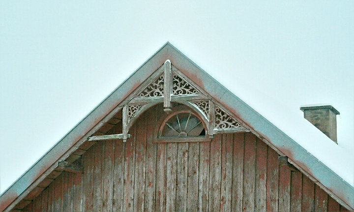 Drewniana koronka na jednym z domów w Kępie Rybackiej.
