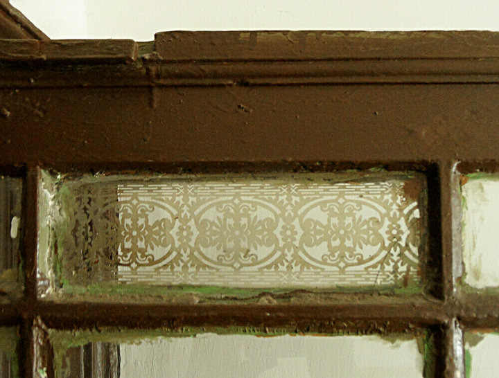 Zachowana ozdobna szybka, w drzwiach klatki schodowej jednej z kamienic przy ul. Grunwaldzkiej.