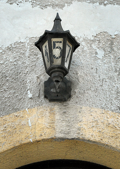 Nr budynku umieszczony na ozdobnej lampce nad drzwiami.
