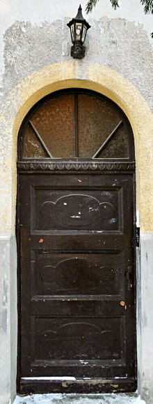 Drzwi z lampką, pokazaną w lutowym Lapidarium.